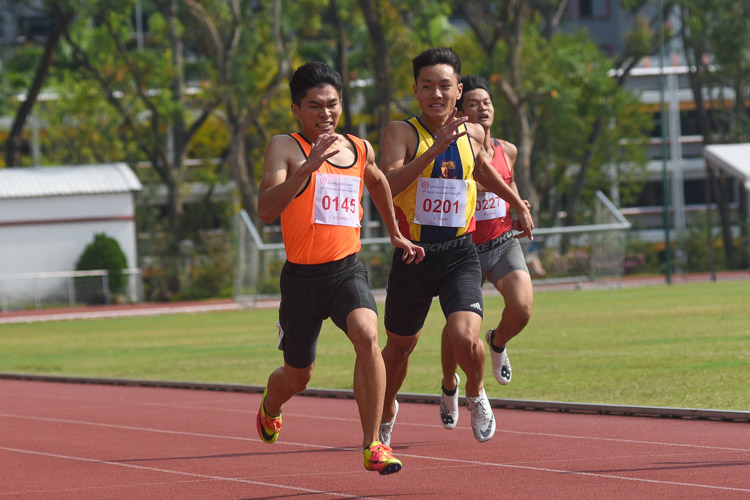 Mark Lee (#201) of Anglo-Chinese School (Independent) steals a look at Nicholas Teo during the race. He eventually finished second in 23.56s. (Photo 2 © Iman Hashim/Red Sports)