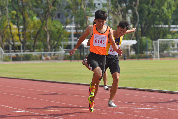 Nicholas Teo (#145) of Singapore Sports Schools dips slightly ahead of Mark Lee of ACS(I) in the B Division boys' 200m final. (Photo 3 © Iman Hashim/Red Sports)