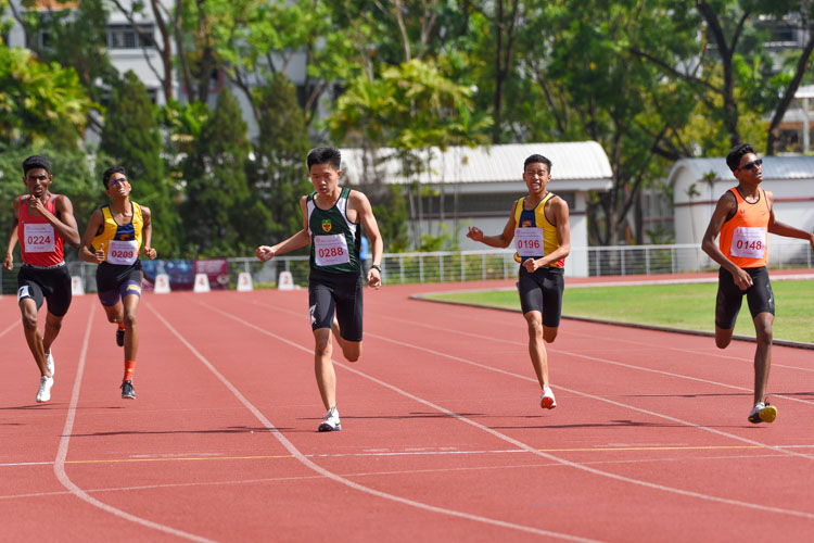 In tight race, Raam Kumar Muthukumaran (#148, far right) of Singapore Sports School snatched the gold in 52.52s, just a tenth of a second ahead of Ho Zhe Xi (#288) of Raffles Institution. (Photo 1 © Iman Hashim/Red Sports)