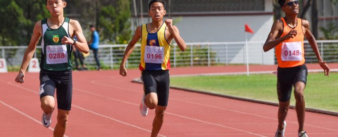 In a tight race, Raam Kumar Muthukumaran (#148, far right) of Singapore Sports School snatched the gold in 52.52s, just a tenth of a second ahead of Ho Zhe Xi (#288) of Raffles Institution. (Photo 1 © Iman Hashim/Red Sports)