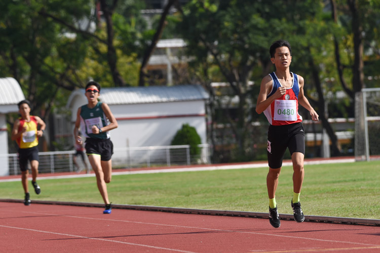 Mervyn Ong (#480) of Nan Hua High School clinched the C Division boys' 1500m gold in 4:38.59. (Photo 3 © Iman Hashim/Red Sports)