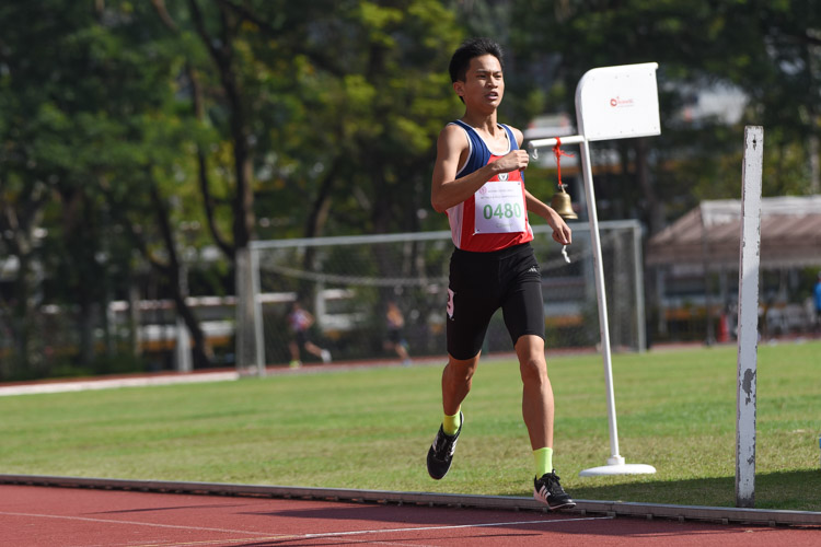 Mervyn Ong (#480) of Nan Hua High School clinched the C Division boys' 1500m gold in 4:38.59. (Photo 4 © Iman Hashim/Red Sports)
