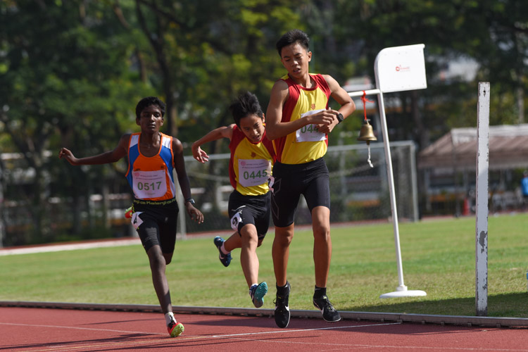 Namasivayam Siva Sanker (#517) of Yuan Ching Secondary snatched fourth place in 4:43.27, just 0.02s ahead of HCI's Jacob Tan (#445). (Photo 7 © Iman Hashim/Red Sports)