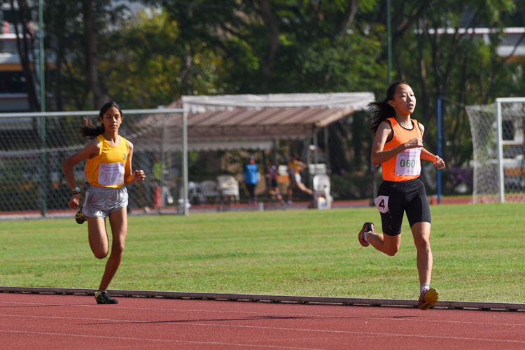 Cheyenne Lim (#601) of Singapore Sports School clinched the C Division girls' 1500m gold in 5:27.03, while Eryka Pasupathy (#762) of Cedar Girls' Secondary clocked 5:27.99 to claim the silver. (Photo 2 © Iman Hashim/Red Sports)