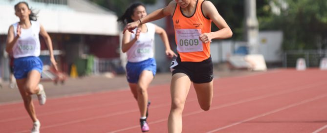 Samantha Theresa Ortega (#609) of Singapore Sports School dips over the finish line in the C Division girls' 200m final. It is her first individual gold medal in the National Schools meet. (Photo 2 © Iman Hashim/Red Sports)