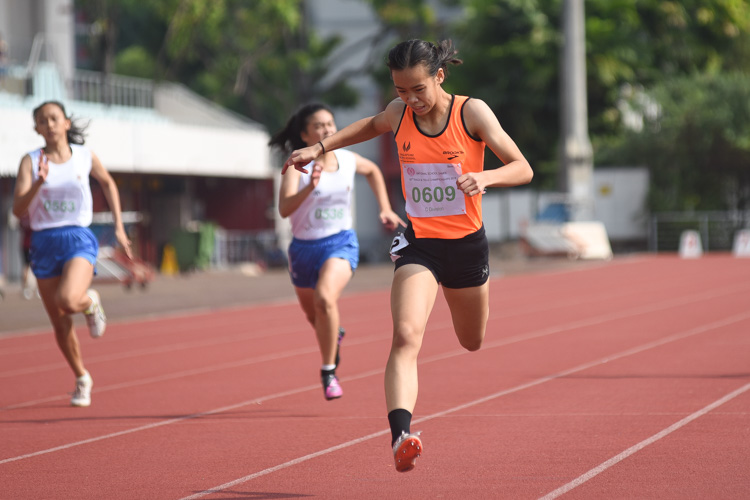 Samantha Theresa Ortega (#609) of Singapore Sports School dips over the finish line in the C Division girls' 200m final. It is her first individual gold medal in the National Schools meet. (Photo 2 © Iman Hashim/Red Sports)
