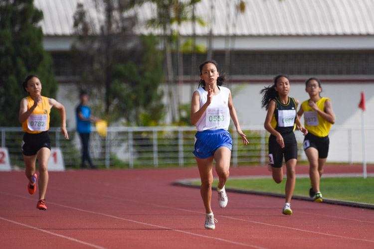 Gold medalist Laura Wong (#553) of CHIJ St. Nicholas Girls' School holding her lead into the final straight of the race. (Photo 3 © Iman Hashim/Red Sports)