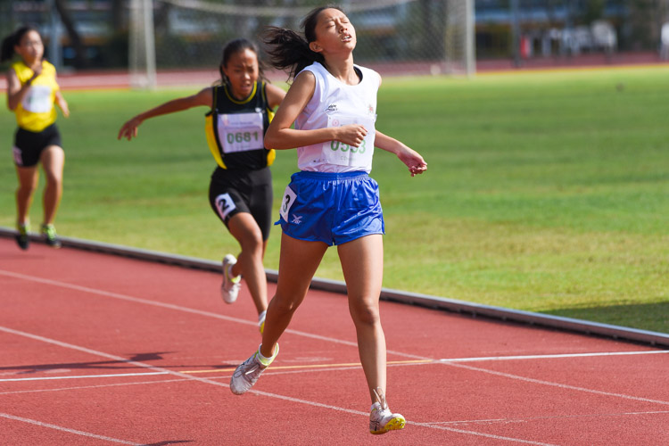 Laura Wong (#553) of CHIJ St. Nicholas Girls' School retained her C Division girls' 400m gold with a timing of 1:03.36. (Photo 6 © Iman Hashim/Red Sports)