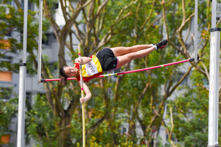 Mei Togawa of Hwa Chong Institution vaulted her way to a new A Division girls' record when she cleared 3.19m on her last attempt. (Photo 22 © Iman Hashim/Red Sports)