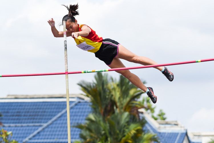 Mei Togawa of Hwa Chong Institution vaulted her way to a new A Division girls' record when she cleared 3.19m on her last attempt. (Photo 23 © Iman Hashim/Red Sports)