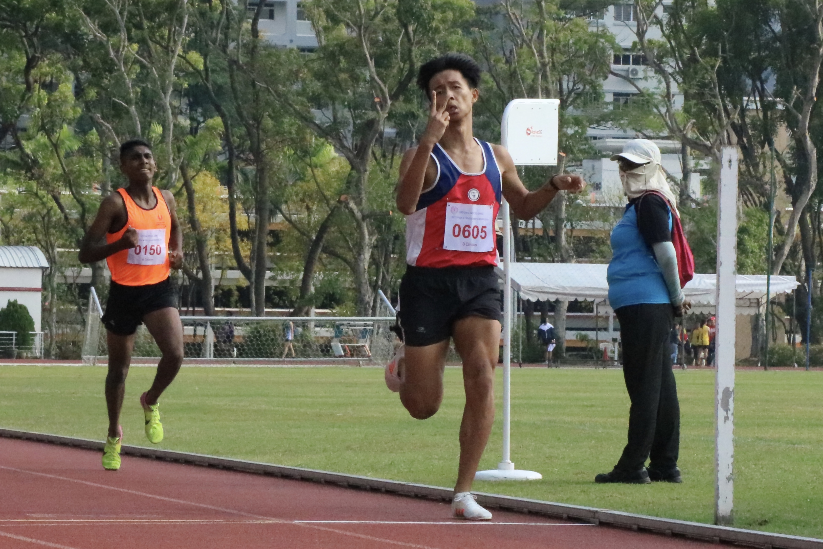 Nan Hua High School's Lim Yu Zhe celebrates as he bagged the B Division boys' 800m gold with a timing of 2:03.22s. 