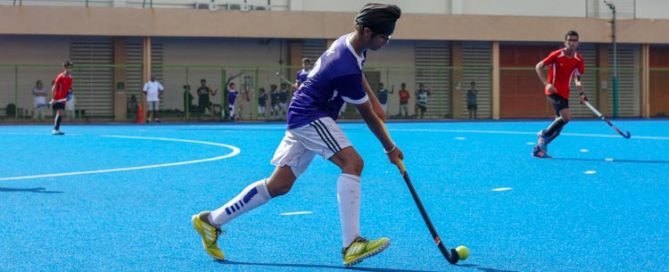 Harek Singh Mehta (SAS #12) controls and dribbles the ball as he makes his way up the pitch. (Photo 1 © REDintern Jordan Lim)