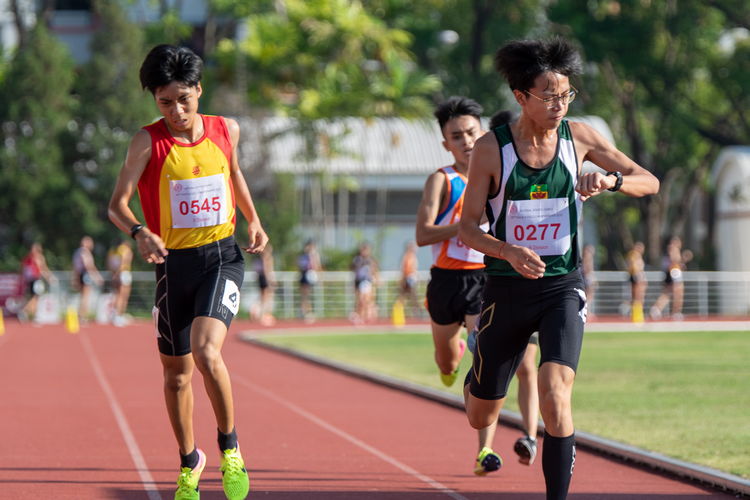 3000m B Division Boys' Finals: Chai Jiacheng of Raffles Institution, Chew Yue Bin of HCI (in yellow and red), and Loh Wei Long of Yuan Ching Secondary School (in orange and blue).