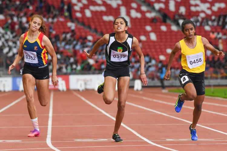 RI's Grace Shani Anthony (#399) edged out VJC's Kathya Kodikara (#458) by three hundredths of a second to clinch the A Division girls' 100m gold, clocking 12.72s against the latter's 12.75s. (Photo X © Iman Hashim/Red Sports)