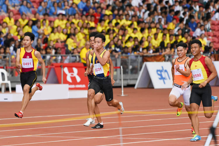 Zeen Chia (#590) of HCI and Mark Lee (#201) of ACS(I) in a tight contest during the B Division boys' 100m final. Zeen eventually clinched the gold with a time of 11.26s, 0.07 seconds ahead of Mark. (Photo 1 © Iman Hashim/Red Sports)