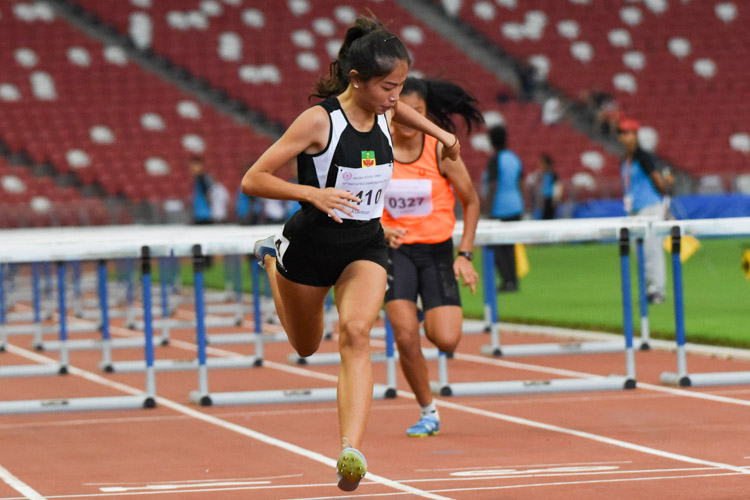 Valencia Ho (#410) of Raffles Institution came out tops in the A Division girls' 100m hurdles final with a new personal best of 15.25s. (Photo X © Iman Hashim/Red Sports)