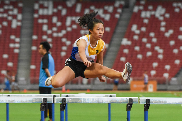 Elizabeth-Ann Tan of Nanyang Girls' High School clinched the gold and set a new championship record of 14.59s in the B Division Girls' 100m hurdles final. (Photo X © Iman Hashim/Red Sports)