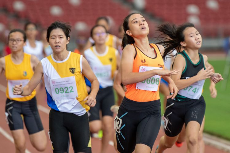 Sallit Olivia (#608) of Singapore Sports School finished first in the C Division Girls 800m final with a time of 02:38.55. In second and third place, Esther Tay (#922) of NYGH and Regina Ng of RGS respectively.