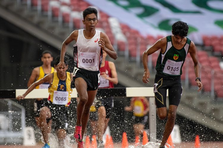 Ruben S/O Loganathan (#1) of ASRJC finished first in the A Division Boys' 3000m steeplechase final. Armand Dhilawala Mohan (#105) of RI finished in third place.