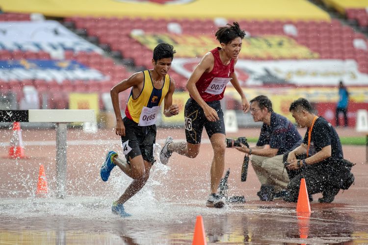 Rajesh Muthu (#65) of ACS(I) finished second in the A Division Boys' 3000m steeplechase final, while Darren Tan (#29) of YIJC finished sixth.