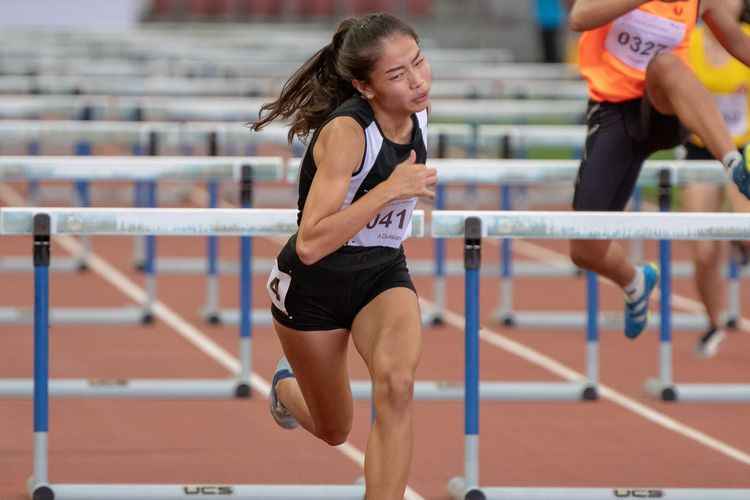 Valencia Ho (#410) of RI finished in first place in the A Division Girls' 100m hurdles final with a time of 00:15.25.
