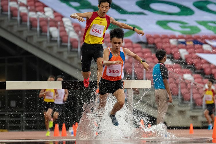 Loh Wei Long (#638) of Yuan Ching Secondary School won the B Division Boys' 2000m steeplechase final with a time of 06:54.53. Behind him is Aeron Young Liren (#543) of HCI, who placed second.