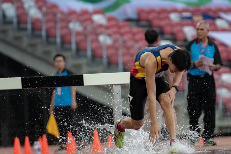 Matthew Yong (#202) of ACS(I) came in fifteenth place in the B Division Boys' 2000m steeplechase final with a time of 07:47.39.