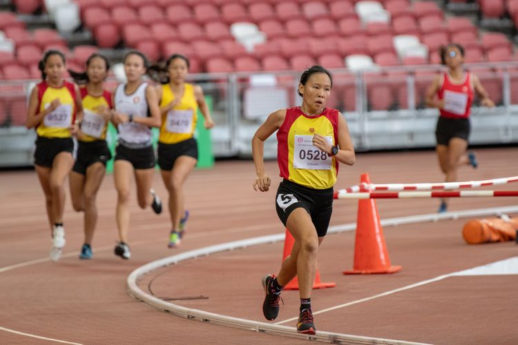 Vera Wah (#528) of HCI kept a constant lead to finish first in the A Division Girls' 1500m final with a time of 05:11.59.