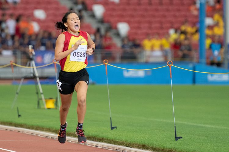 Vera Wah (#528) of HCI kept a constant lead to finish first in the A Division Girls' 1500m final with a time of 05:11.59.