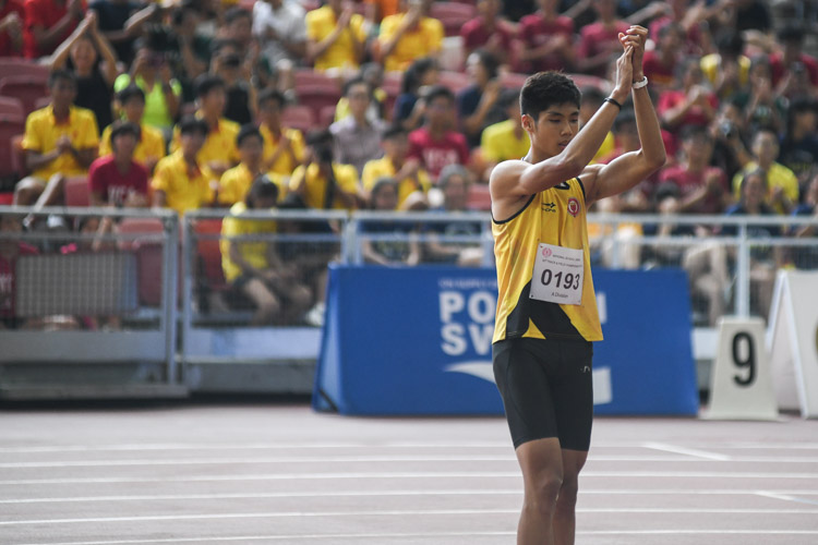 Kampton Kam of VJC urging the crowd to clap along with him as he is about to attempt his record-breaking jump. He came in first in the A Division Boys’ High Jump event and broke the schools national record and the under-20 record with a final height of 2.15 metres. (Photo 1 © Stefanus Ian/Red Sports)