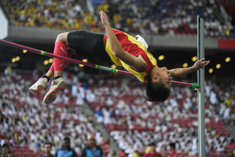 Hansel Loh of HCI came in second in the A Division Boys’ High Jump event with a final height of 1.95 metres. (Photo 1 © Stefanus Ian/Red Sports)