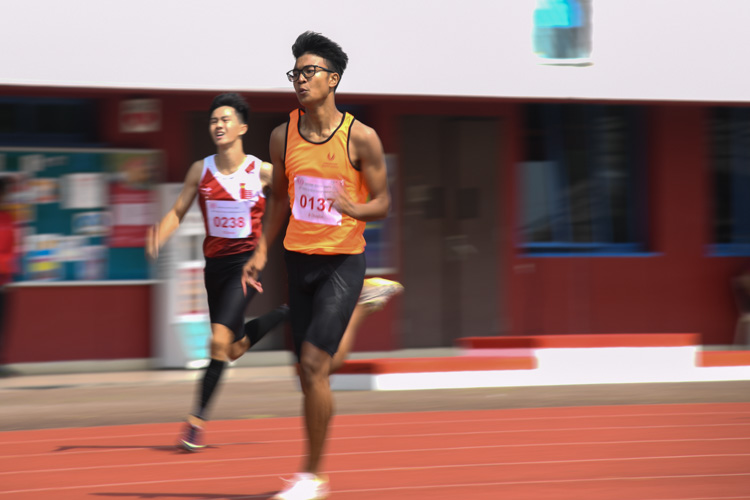 Irsyad B Mohammad Said (#484) of SSP came in first in the B Division Boys 400 metres hurdles event stopping the clock at 57.09s, while Ken Hayashi (#238) of NJC took silver with a time of 57.68 and Damien koh (#547) of HCI rounded off the podium coming in at 58.88s. (Photo 1 © Stefanus Ian/Red Sports)
