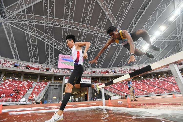 Kumar Saran (#216) taking a fall at the water jump pit during the 2000m Steeplechase final. He eventually finished fifth. (Photo 1 © Stefanus Ian)