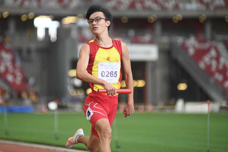 Sin Ming Wei (#265) of Hwa Chong Institution anchoring his team to the gold medal in the A Division 4x100m relay race. (Photo 1 © Stefanus Ian/Red Sports)