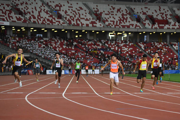 Nicholas Teo (#145) of Singapore Sports School anchoring his team to the gold medal in the C Division 4x100m relay race. (Photo 1 © Stefanus Ian/Red Sports)
