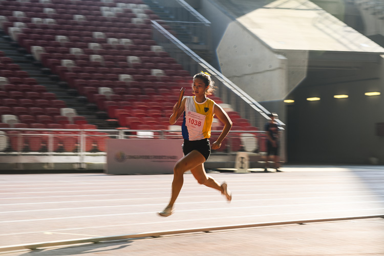 Elizabeth-Ann Tan racing in the B Division 4x400m relay race. (Photo 1 © Stefanus ian/Red Sports)