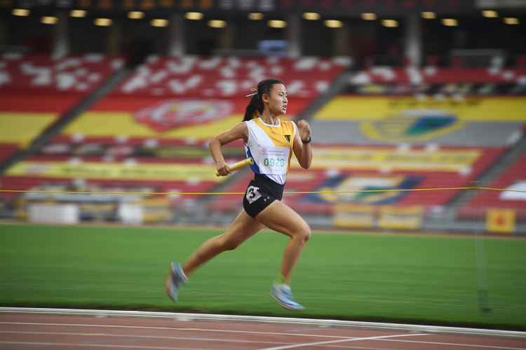 Ho Zhi Ling (#926) of Nanyang Girls’ High school anchoring her team to to the bronze medal in the C Division 4x400m relay race. (Photo 1 © Stefanus Ian/Red Sports)