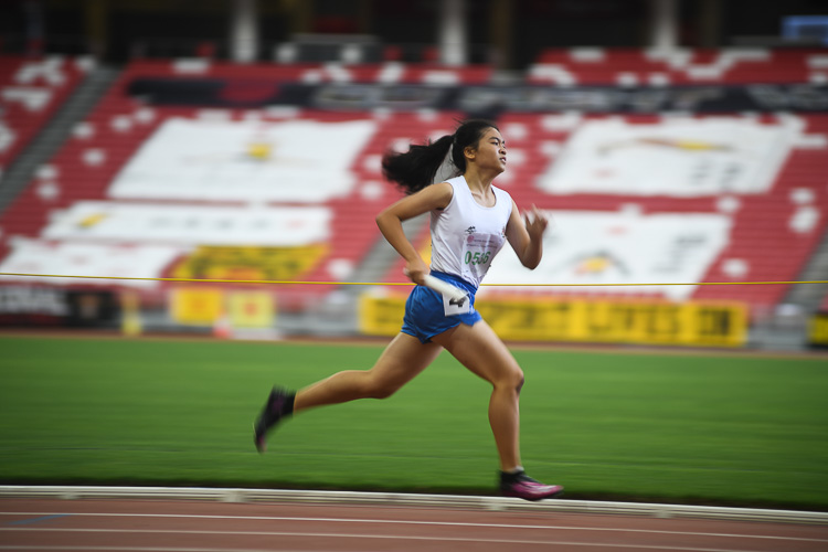 Amelie Tsai (#536) of CHIJ St. Nicholas Girls’ School anchoring her team to to the silver medal in the C Division 4x400m relay race. (Photo 1 © Stefanus Ian/Red Sports)