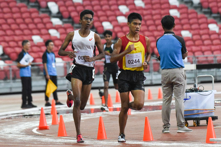 As the race progressed, a fatigued Armand (in green) drops further back while Joshua Rajendran (#244) of HCI challenges ASRJC's Ruben Loganathan for the lead. (Photo X © Iman Hashim/Red Sports)