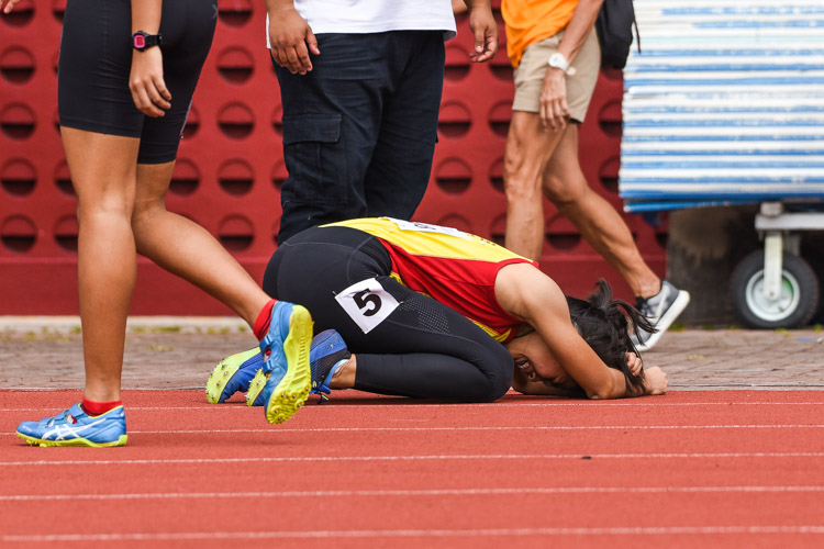 HCI's Amanda Woo crashes onto the track to catch her breath after the race. (Photo 8 © Iman Hashim/Red Sports) 
