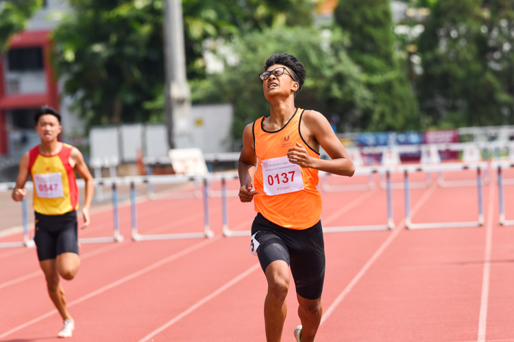 Irsyad B Mohammad Said (#137) of SSP crossed the finish line first in the B Division boys' 400m hurdles final with a time of 57.09s. (Photo 1 © Iman Hashim/Red Sports)