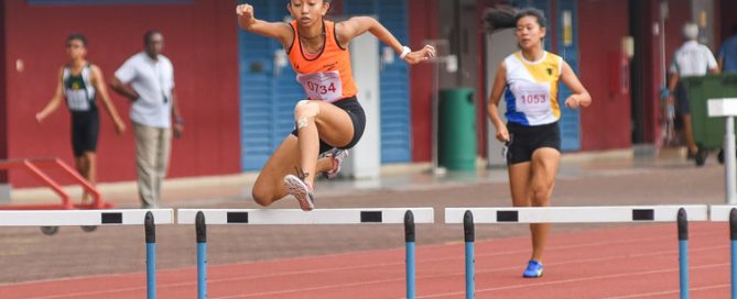Tyeisha Rene Misson Khoo (#734) of Singapore Sports School) defended her title in the B Division girls' 400m hurdles final with a personal best of 1:06.01. (Photo 1 © Iman Hashim/Red Sports)