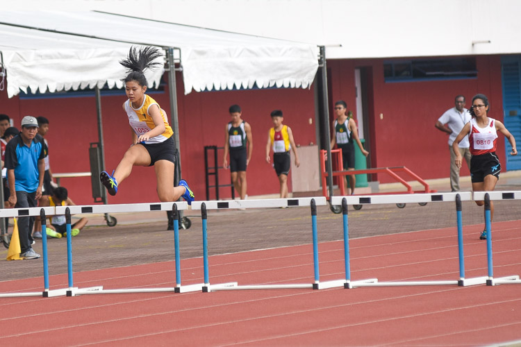 Wu Shu Han (#1053) of Nanyang Girls' High School finished second in the B Division girls' 400m hurdles final with a time of 1:09.27. (Photo 1 © Iman Hashim/Red Sports)