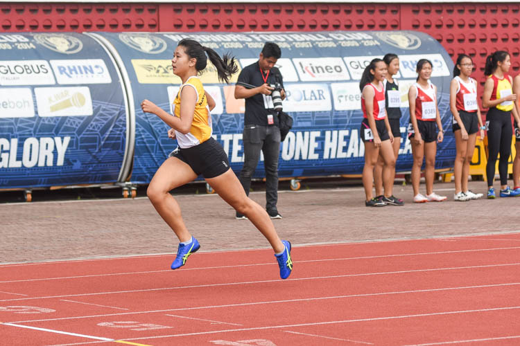 Wu Shu Han (#1053) of Nanyang Girls' High School finished second in the B Division girls' 400m hurdles final with a time of 1:09.27. (Photo 1 © Iman Hashim/Red Sports)
