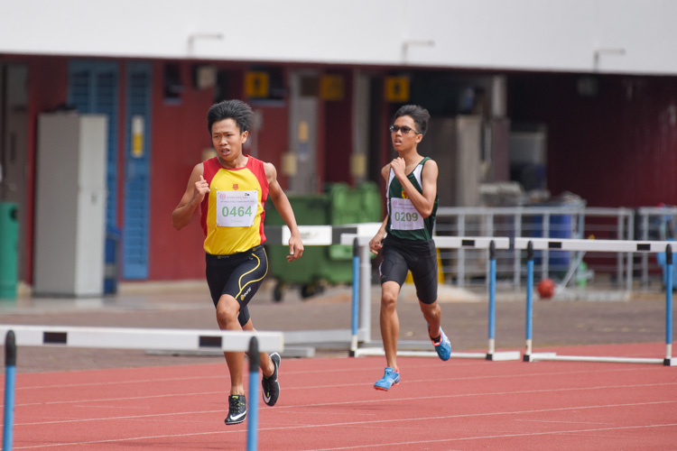 Zak Tng (#464) of HCI and Caleb Loy (#209) of RI sprint towards their last hurdle. (Photo 3 © Iman Hashim/Red Sports)