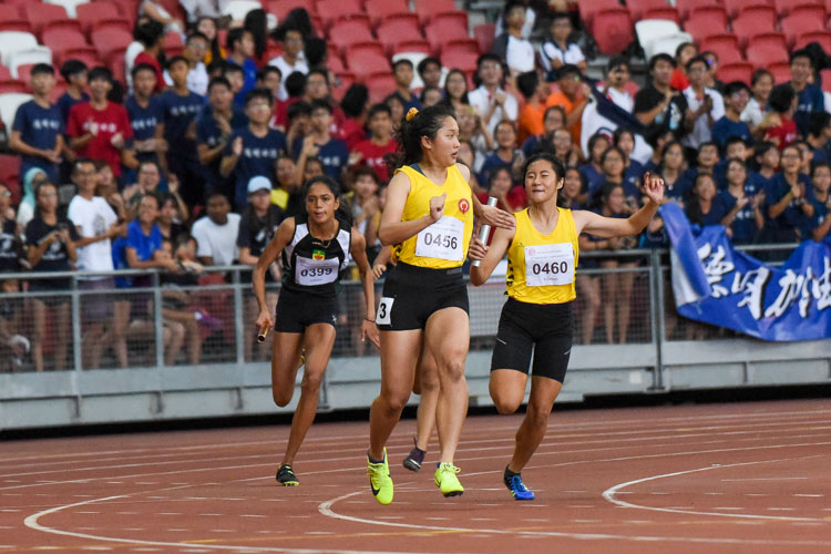 VJC's Lin Peiqin (#460) and Hannah Loo (#456) fumble their initial try during the last baton handover in the A Division girls' 4x100m relay. (Photo 1 © Iman Hashim/Red Sports)