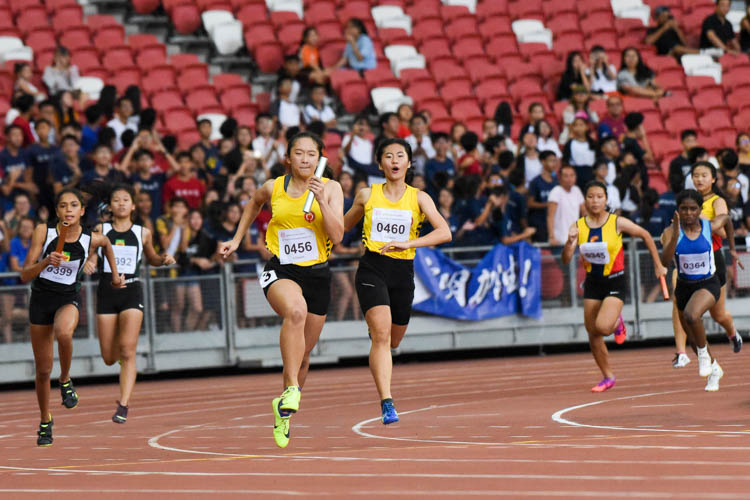 VJC's triple jump silver medalist Hannah Loo (#456) starts her anchor leg in the A Division girls' 4x100m relay. (Photo 1 © Iman Hashim/Red Sports)