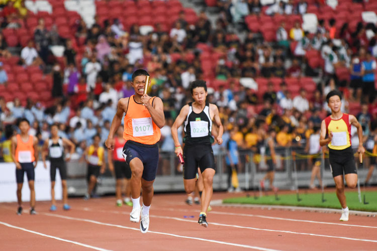 Mohamad Afzal (#107) anchoring Singapore Sports School to the C Division boys' 4x100m relay gold. (Photo 1 © Iman Hashim/Red Sports)