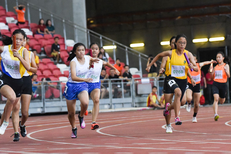 Eleana Goh (#925) of Nanyang Girls', Amelie Tsai (#536) of CHIJ St. Nicholas Girls' and Meredith Lee (#768) of Cedar Girls' start their sprint to the finish line in the C Division girls' 4x100m relay. Their teams finished in first, second and third respectively. (Photo 1 © Iman Hashim/Red Sports)