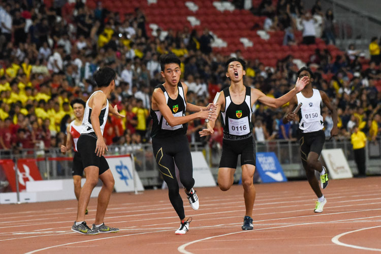 Samuel Lee (#116) of RI passes the baton over to second runner Lee Sheng Hao (#118) in the A Division boys' 4x400m relay. (Photo 1 © Iman Hashim/Red Sports)